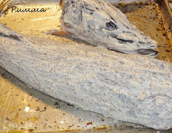 Смажьте тушку   и голову рыбы смесью горчицы, майонеза и соком лимона. Переложите на  противень и поставьте  выпекать  в духовке при температуре 180. 