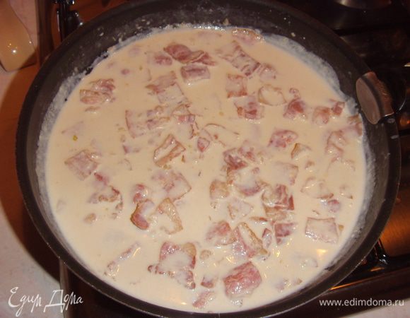 Нарежьте бекон произвольными кусочками. Поджарьте его на сковороде без масла, добавьте мелко нарезанный чеснок, немного поджарьте (быстро, чтобы не подгорел).