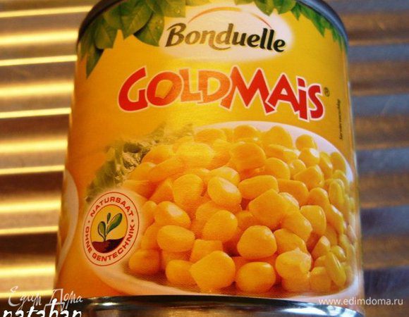 По внутренней границы "желткового кольца" выложить колечки оливок.
На середину салатника выложить консервированную кукурузу.

 