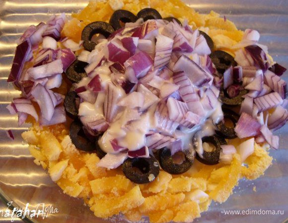 На кукурузу выдавить майонез. Посолить, добавить специи и укроп.
Красный лук очистить, мелко порезать и "замаскировать" кукурузу и майонез.
Всё готово. Выставить на обеденный стол.