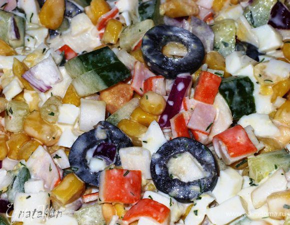 Перемешать салат в салатнике и положить всем на тарелочки. Приятного аппетита!