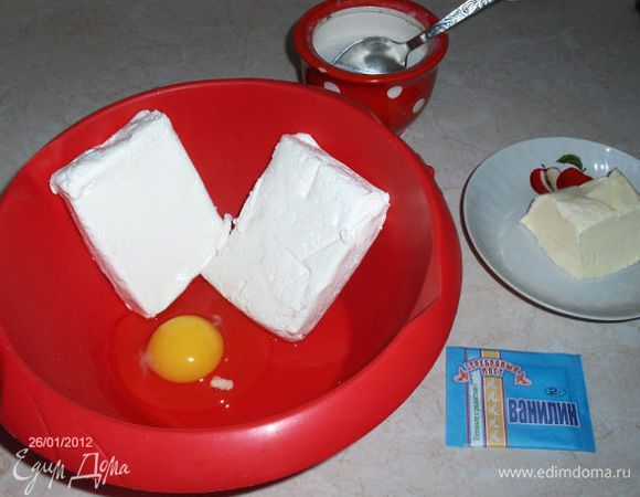 В творог добавляем яйцо, сахар, ванилин, и 50гр слив.масла.