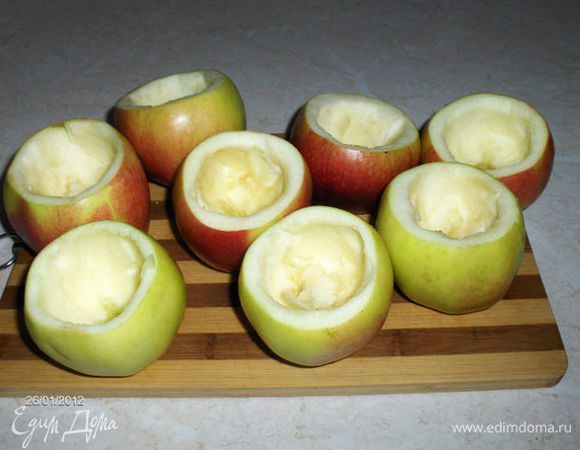 Из яблок удаляем косточки и ложечкой удаляем часть мякоти. Получаются такие чашечки.