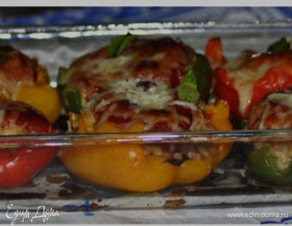 Разогреть духовку до 180гр.
Cмешать в большом блюде колбаску с луком и рисом,добавить пармезан 1/4 стак., петрушку, черный перец 1/4ч.л и яйцо.Перемешанную смесь выложить в перцы,разровнять.Перцы поставить в жаропрочную посуду и печь примерно 50мин,прикрыв фольгой.Затем в горячие перцы на поверхность вылить томат.соус и посыпать оставшимся пармезаном, поставить обратно в духовку на 15-20мин.или до готовности.