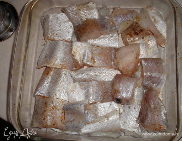 Филе рыбы солим, перчим, нарезаем средними кусками и укладываем в жаропрочное блюдо.