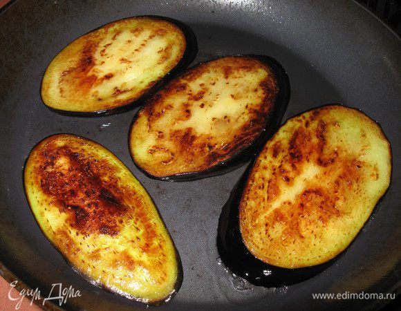 обжариваем на сковороде до золотисто-коричневого цвета( можно запечь в духовке) 