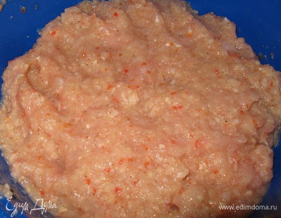Готовим фарш, добавляем измельченные помидоры, лук и чеснок, яйцо, солим, перчим.