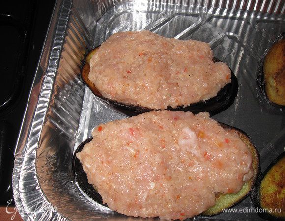 Выкладываем фарш на кружок баклажана