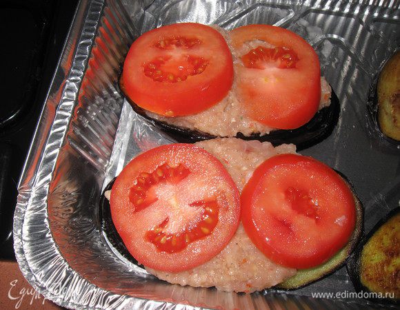 сверху кружки помидора