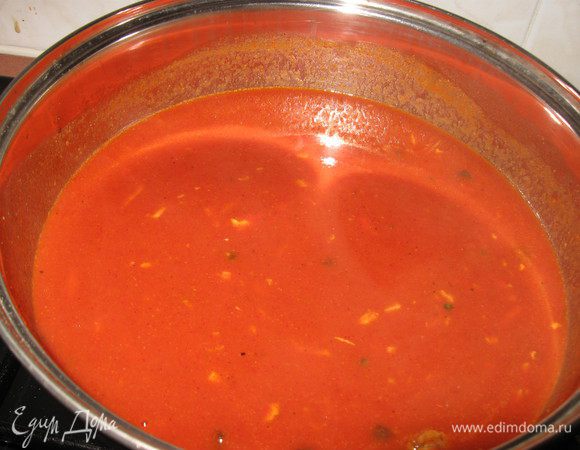 Готовим соус: в кастрюлю кладем томат пасту , измельченные помидоры и чеснок, куриный порошок, паприку, масло, заливаем водой, ставим на огонь.Доводим до кипения,постоянно помешивая, кипятим на слабом огне пару минут,солим,перчим, выключаем