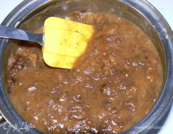 Залить финики водой и поставить на огонь. Дать воде закипеть и убрать с огня. Всыпать соду, затем добавить масло и мешать, пока все масло не растворится.