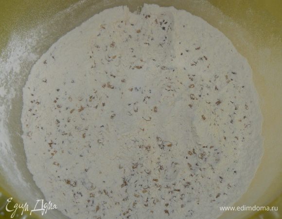 Просеять муку с разрыхлителем , смешать с сахаром. 