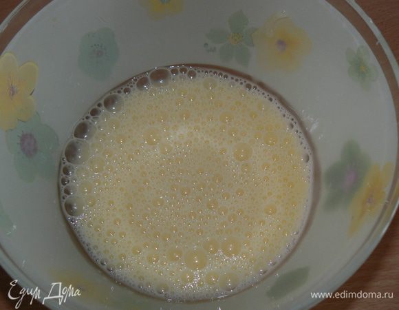 яйца слегка взбить