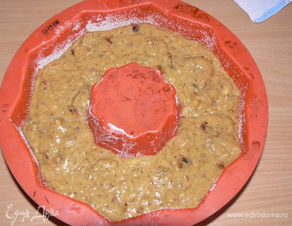 Выложить тесто в форму  и выпекать  около 30-40 минут,до готовности.