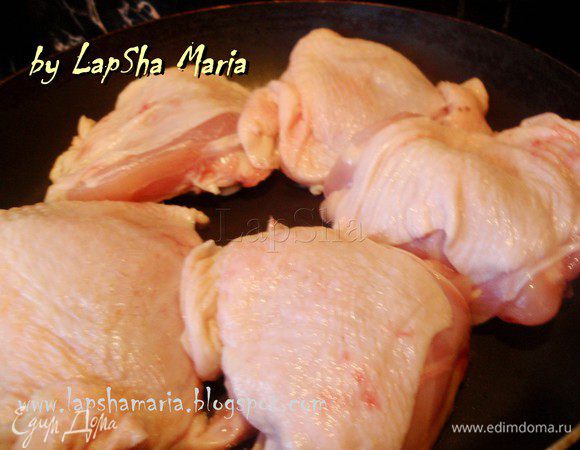 Курицу хорошо помыть, отрезать все лишнее, насухо высушить бумажным полотенцем. Положить на разогретую сухую тефлоновую сковороду. Жира курочки вполне достаточно для обжарки. Обжарить до золотистого цвета с двух сторон. 