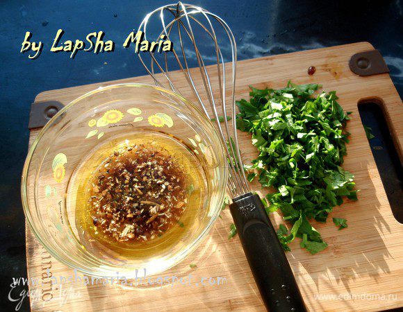 Приготовим заправку. Для этого в мисочке смешаем оливковое мало 2ст.л., грибной бульон 1ст.л., бальзамический уксус немного не больше 1 ст.л. и 1 ст.л. приправы. Обязательно все взбить именно венчиком, это позволяет заправке стать однородной. Добавим часть мелко нашинкованной зелени, чтобы она пропиталась запахами заправки.