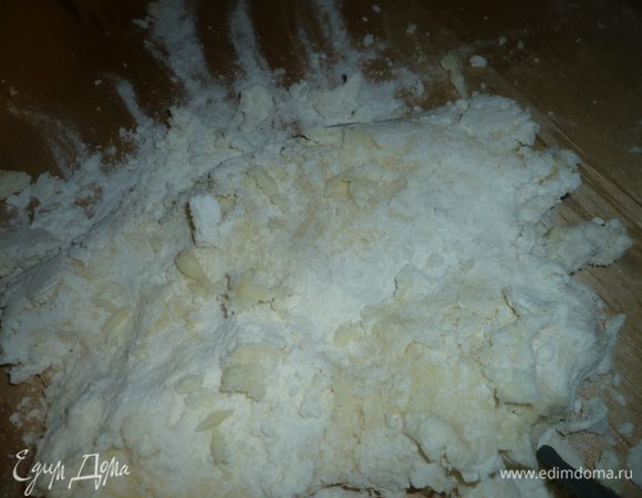 замешиваем руками в чашке, и после переносим массу на стол для завершения замеса