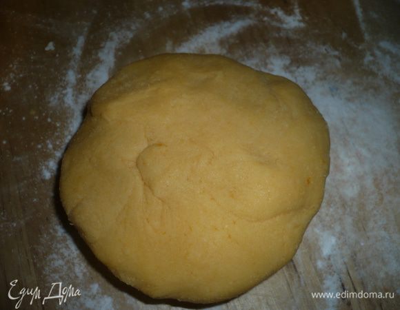 вот что получилось. Заворачиваем в пищевую пленку и в холодильник на верхнюю полку на 12 часов. При работе с мастикой посыпьте стол и скалку крахмалом.