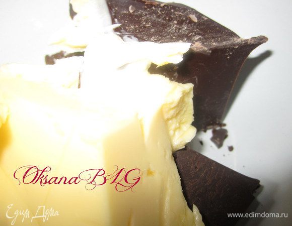 Половину шоколада и масло растопить на водяной.