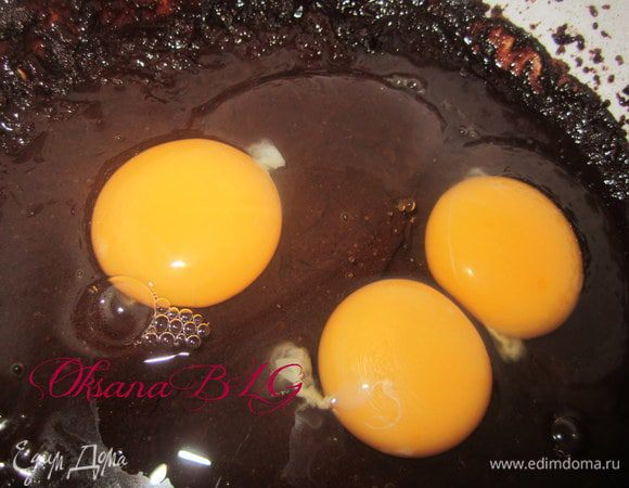 Ввести яйца, взбить мискером.