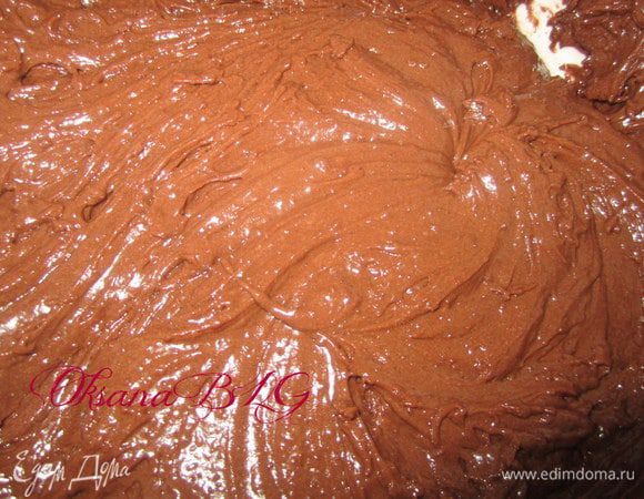 Продолжая взбивать, добавить муку смешанную с разрыхлителем.