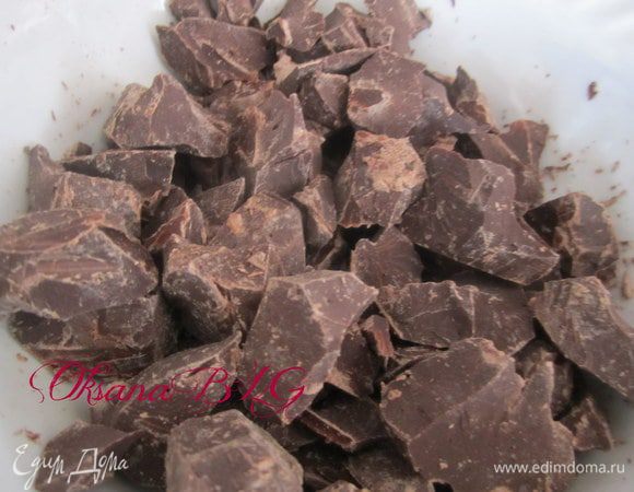 Оставшийся шоколад поломать на крупные кусочки.