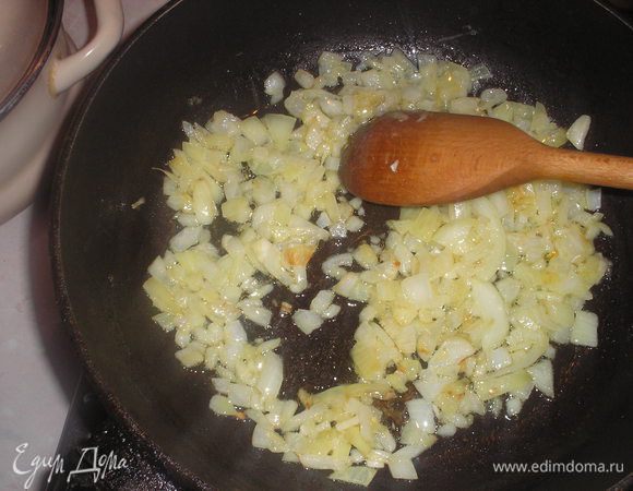 Готовим соус: луковицу мелко нарезаем и обжариваем до прозрачности на сливочном масле.