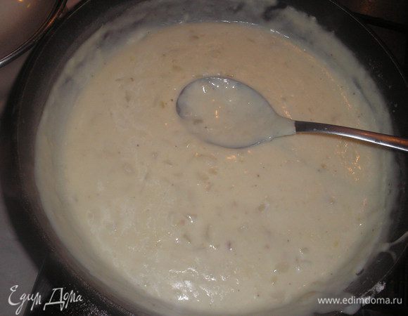 Добавляем муку, несколько минут поджариваем. По-немногу добавляем молоко, постоянно мешая что-бы не было комков. Доводим до кипения соус. Добавляем тертый сыр и сок лимона, перемешиваем.