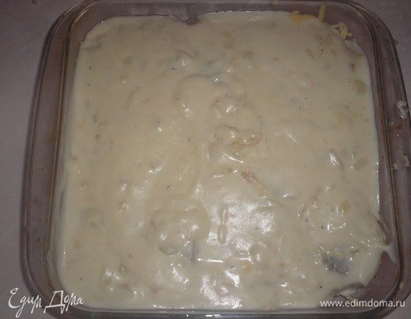 Заливаем рыбу соусом.