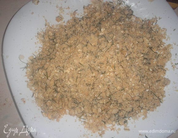 Готовим  посыпку: муку, овсяные хлопья, укроп, красный перец перемешиваем, добавляем масло и растираем в крошку.