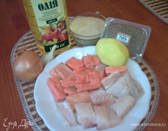 Рыбу,лук и чеснок пропустить через мясорубку с мелкой решеткой.Картошку измельчить на самой мелкой терке.Добавить рыбную приправу,соль,перец,соевый соус и 5ст.л сухарей.