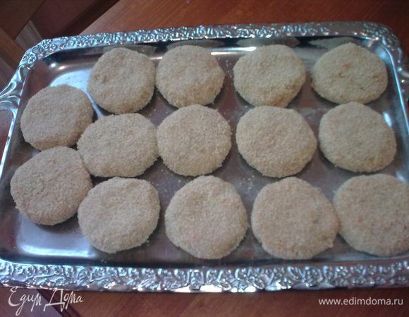 Мокрыми руками сформовать котлетки,запанировать их в сухарях