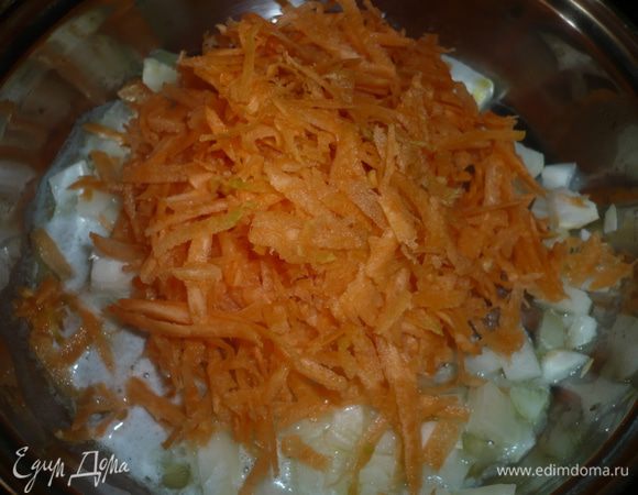 морковь натереть на терке, лук нарезать мелко и спассеровать на сливочном масле