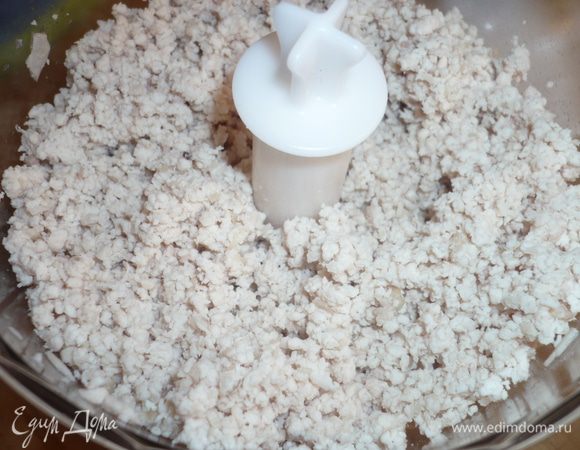 куриное филе отделить от костей и измельчить в блендере