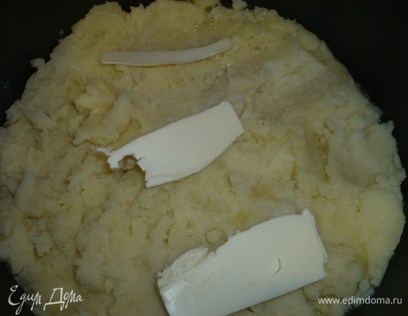 кастрюльку мультиварки смазать раст.маслом, уложить первый слой картофельного пюре, на пюре положить кусочки сливочного масла
