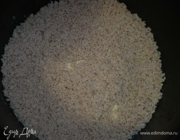 выложить слой измельченной куриной грудки