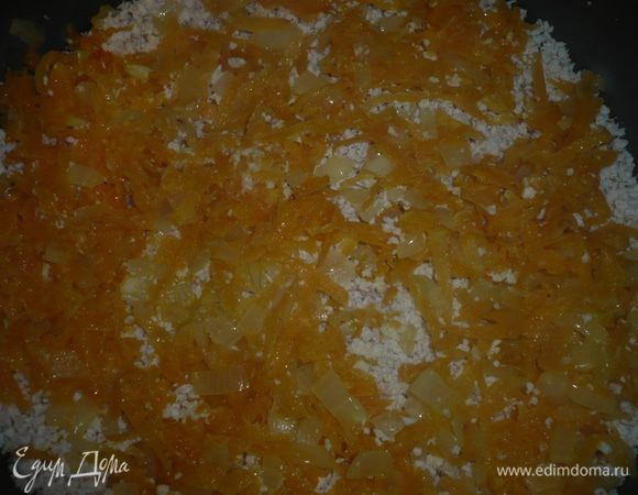 слой пассерованной морковки и лука