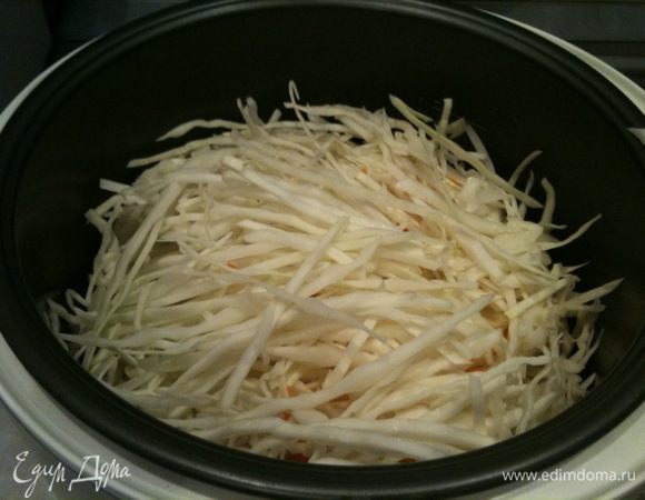 В сотейник налить растительное масло и слегка обжарить на нем капусту, морковь и лук. Я готовила капусту в мультиварке, обжаривала на режиме "Выпечка".