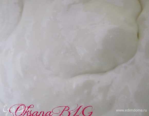 Перемешать растопленный шоколад и маршмелоу. Добавить мягкое масло и сливки.