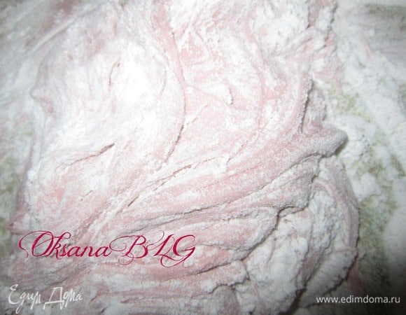 Небольшими частями добавить сахарную пудру.