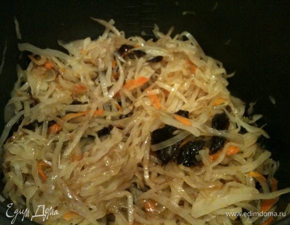 Добавить к капусте кленовый сироп, соевый соус и периодически помешивая обжаривать на среднем огне до готовности. Перед подачей на стол посыпать капусту обжареным кунжутом.
Приятного аппетита!