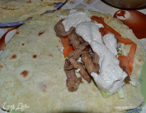 Лаваши я жарила по рецепту Анастасии, спасибо ей за этот рецепт огромное: http://www.edimdoma.ru/recipes/15463 Лаваши получаются очень вкусные!
Мясо замариновать в соевом соусе с приправами (я предпочитаю горчичный порошок и смесь перцев. Для маринада необходимо смешать все ингредиенты и добавить в них мясо)на несколько часов. Затем порезать тоненькой соломкой и быстро обжарить на большом огне до готовности (если соломка тоненькая и маленькая до хватает 5 минут).
Все овощи нарезать тоненькой соломкой одинакового размера.
Соус: смешать кефир, сметану, майонез, взбить венчиком, добавить лимонный сок и соль по вкусу. Кунжут поджарить на раскаленной сухой сковороде несколько минут, перетереть его ступкой или размолоть в блендере, добавить к нашему соусу и перемешать. Соусу желательно дать постоять в холодном месте какое-то время.
Когда всё подготовлено - заворачиваем все ингридиенты с соусом в лаваш и можно зазывать семью на ужин фразой" Покупай мою шаверму!":))
Приятного аппетита!