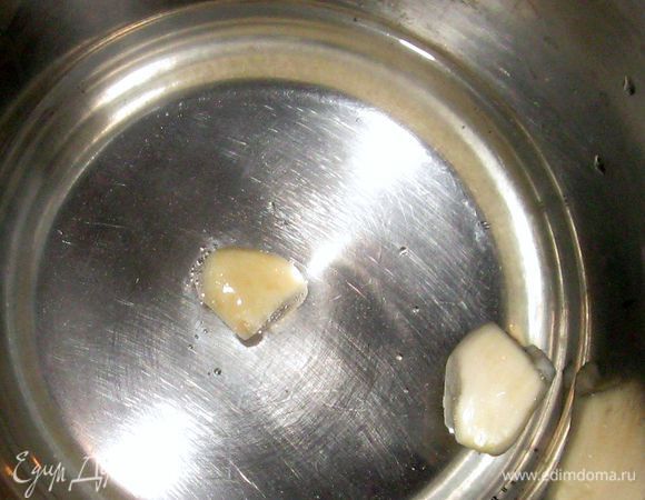 В сотейник положить 2 очищенных зубчика чеснока, залить кипящей водой. Варить 20 минут. Слить воду, чеснок превратить в пюре.(Не пропускайте этот шаг. Именно чесночное пюре придает картофелю тонкий аромат, не сравнимый со свежий чесноком)