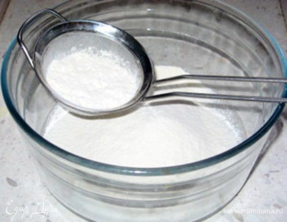 Приготовьте кляр: просейте муку вместе с дрожжами и содой, добавьте в просеянную муку по щепотке соли и перца.