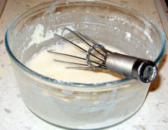 Медленно влейте в емкость с мукой очень холодную воду, пока кляр не станет похож на жидкую сметану. Есть еще вариант, когда не добавляют дрожжи, но вместо обычной воды используют воду с газом или пиво. Это дает тоже хороший результат). Перемешайте все венчиком, пока не получится однородная масса. Накройте емкость пленкой и оставьте на 30 минут.
