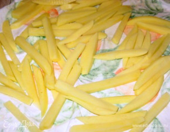 Почистите картофель, помойте, высушите и нарежьте соломкой. Чем тоньше соломка, тем быстрее она пожарится. Картофельную соломку помойте под проточной водой и высушите насухо кухонным полотенцем. Если вы смоете крахмал, картошка будет хрустящей, а соломка не слипнется.