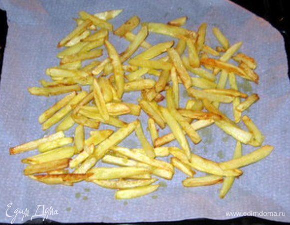 Разогрейте в сковороде арахисовое масло. Обжарьте картофельную соломку 4–5 минут на среднем огне, пока она не подрумянится. Жарьте без крышки, иначе она не будет хрустящей. Достаньте из сковороды шумовкой и перенесите в духовку, разогретую до 150°C.<br />
Для обжаривания во фритюре важно использовать большую посуду.