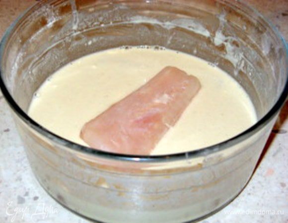 Займитесь рыбой. Снимите с емкости пленку, хорошо перемешайте кляр. Погрузите сухое филе в кляр, пока греется масло.