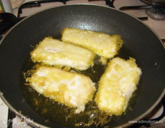 Нагрейте в другой большой сковороде арахисовое масло. Проверить готовность масла можно следующим образом: опустить кончик деревянной палочки в сковороду. Если палочка начнет притягивать пузырьки, масло готово к жарке. Достаньте филе из кляра и обжарьте 3–4 минуты.