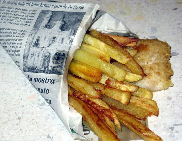 Достаньте рыбу шумовкой, перенесите на бумагу, чтобы она впитала излишек жира и подавайте с картофелем и ломтиками лимона. Можно посыпать свежей петрушкой. 